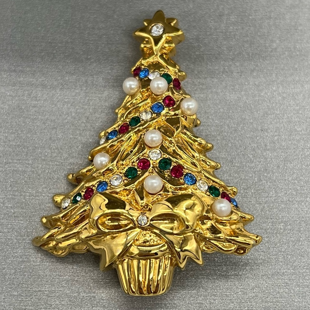 Trifari 1996 Gold Tone Rhinestone Faux Pearl Christmas Tree Brooch Pin